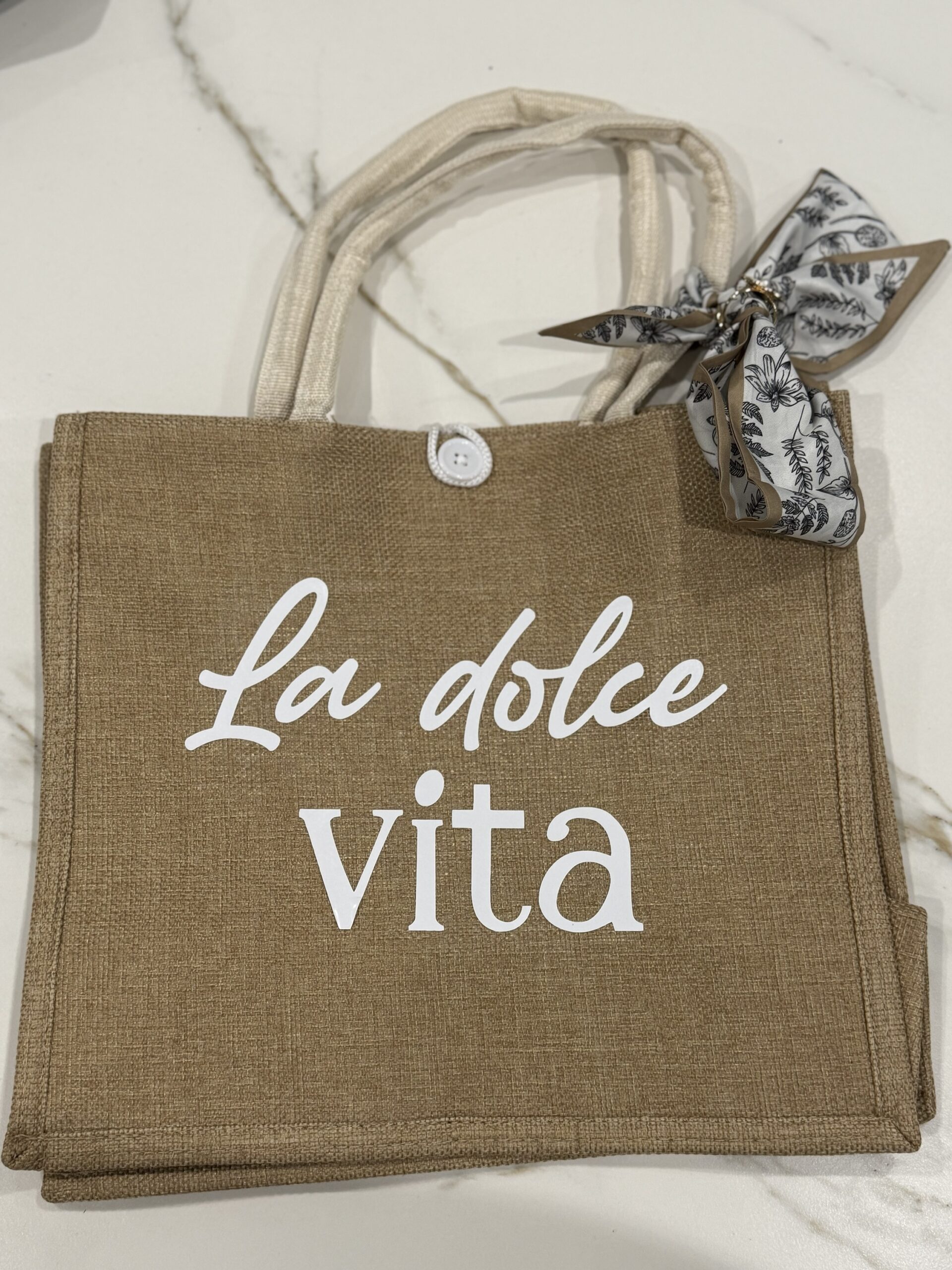 Sac en jute avec foulard et broche II